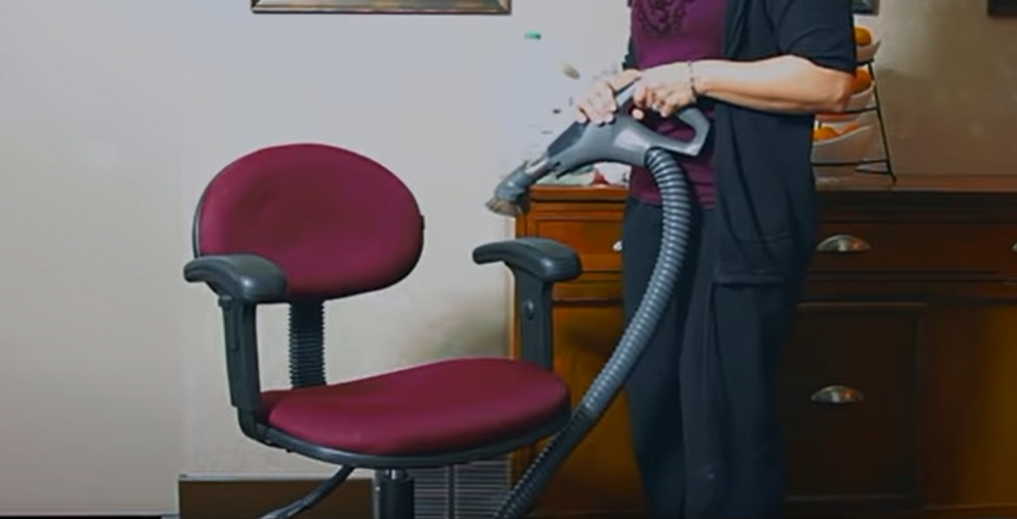 Cleaning a gaming chair with vaccum