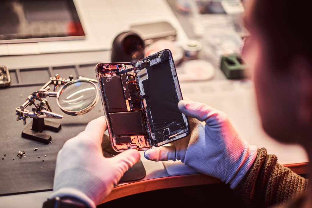 The Benefits of Professional iPhone Repair Services